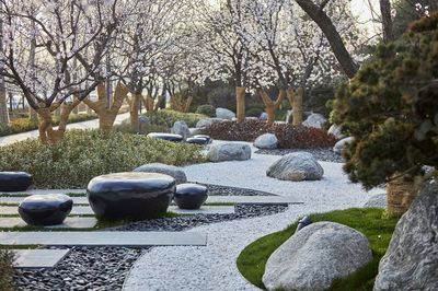 景觀置石方法大全_石材 : 園林作為一門藝術,對于意境有著很高的要求,除了普遍的山、水組合,&ldquo;石&rdquo;作為現代園林中也是必不可少的元素之一,帶個人們無窮的想象空間和精神享受。 以石材或仿石材布置成自然露巖景觀的造景手法被稱之為置石,置石&hellip;